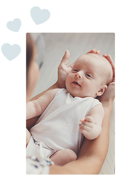 Baby geborgen in den Händen