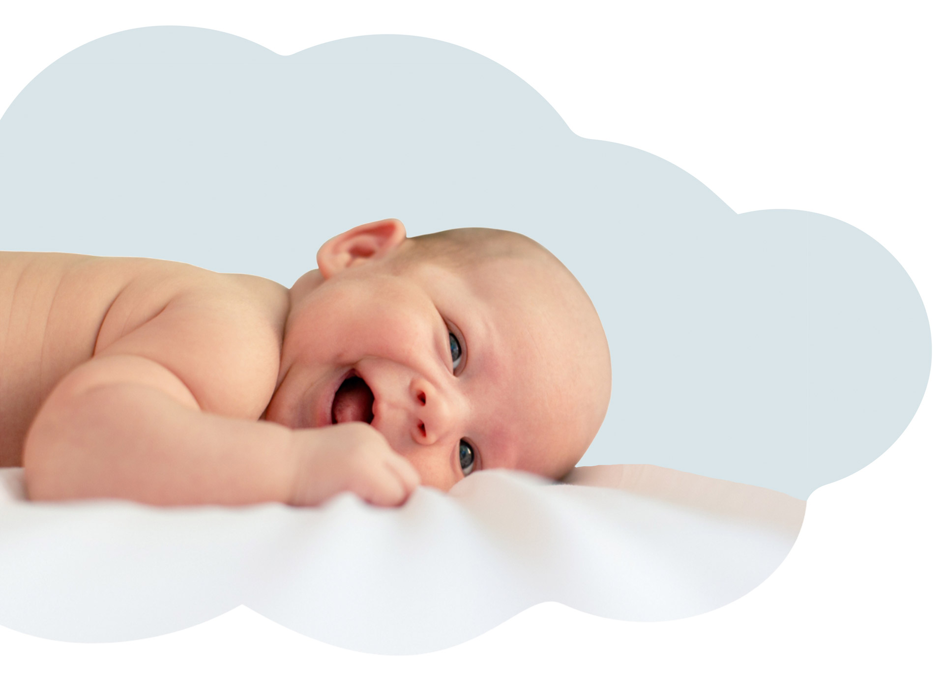 Baby ist auf einer Wolke gebettet